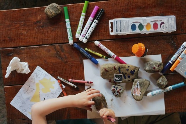 Enfant s'adonnant aux arts creatifs