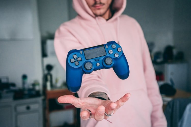 Gamer avec une manette